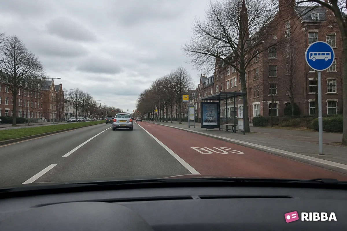 Bord F13 Rijbaan of -strook uitsluitend ten behoeve van lijnbussen langs een Nederlandse weg