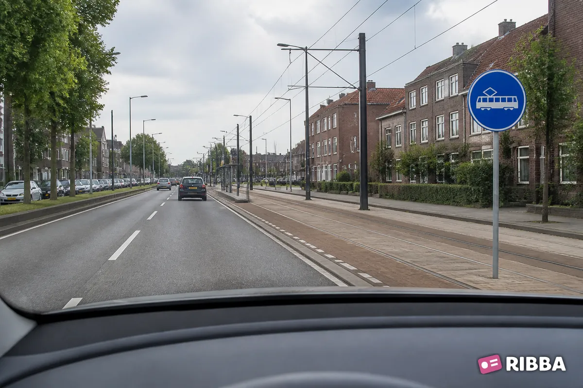 Bord F15 Rijbaan of -strook uitsluitend ten behoeve van trams langs een Nederlandse weg
