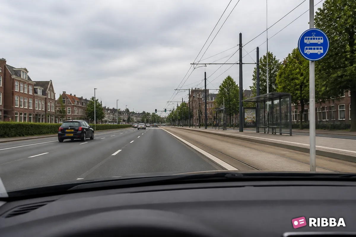 Bord F17 Rijbaan of -strook uitsluitend ten behoeve van lijnbussen en trams langs een Nederlandse weg