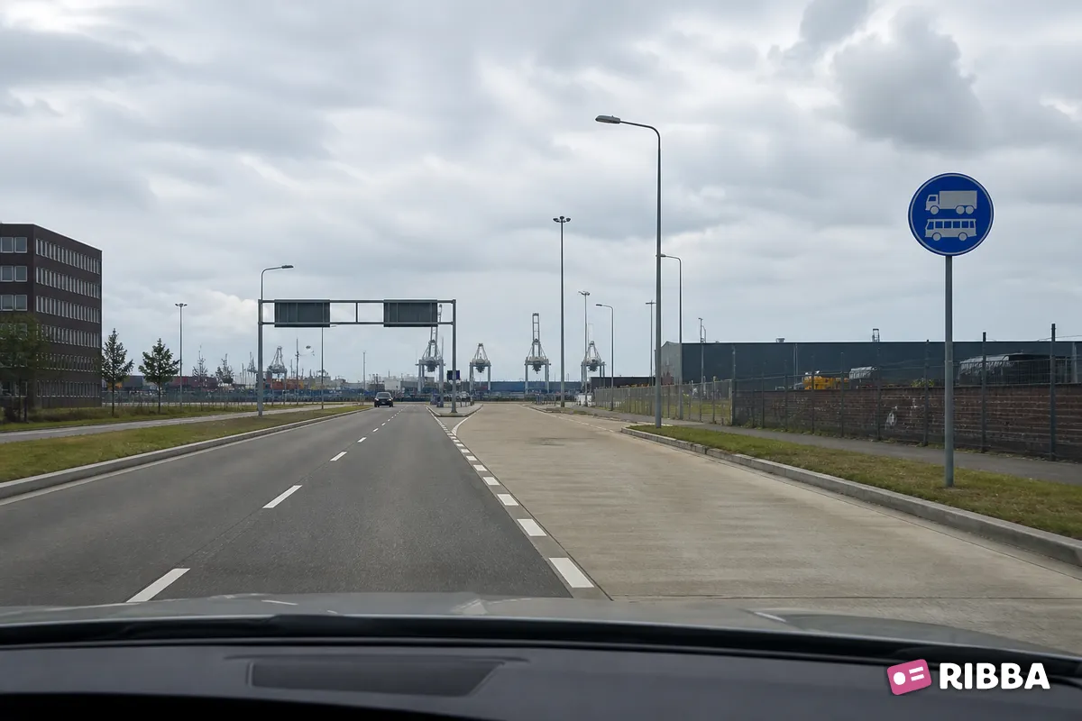 Bord F19 Rijbaan of -strook uitsluitend ten behoeve van vrachtauto’s en lijnbussen langs een Nederlandse weg