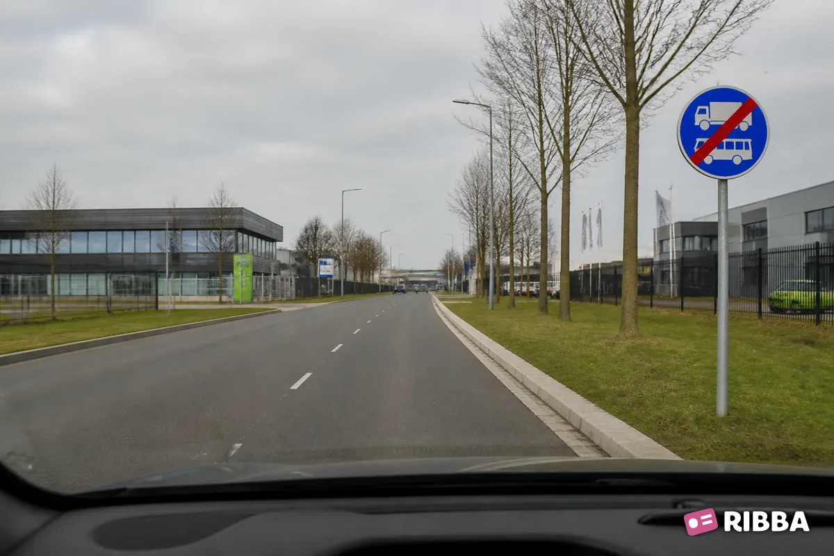 Bord F20 Einde rijbaan of -strook voor vrachtauto’s en lijnbussen langs een Nederlandse weg
