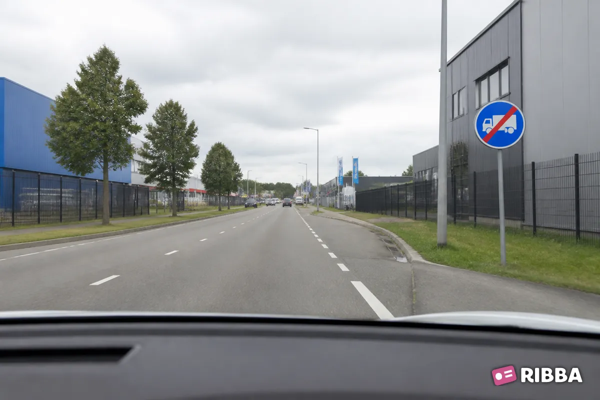 Bord F22 Einde rijbaan of -strook voor vrachtauto’s langs een Nederlandse weg