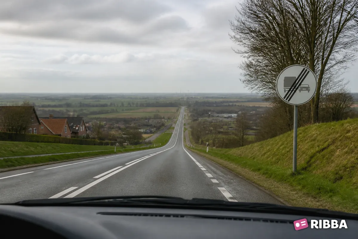 Bord F4 Einde verbod voor vrachtauto's om motorvoertuigen in te halen langs een Nederlandse weg