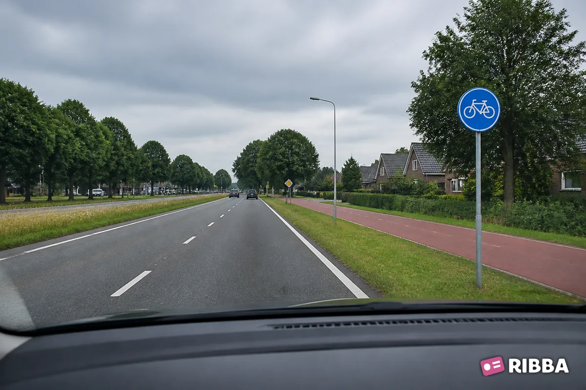 Bord G11 Verplicht fietspad langs een Nederlandse weg
