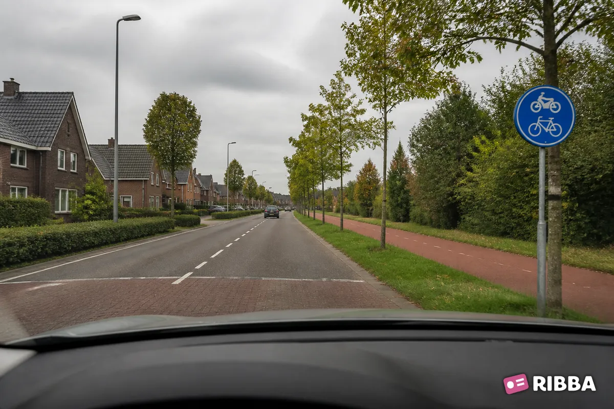 Bord G12a Fiets/bromfietspad langs een Nederlandse weg