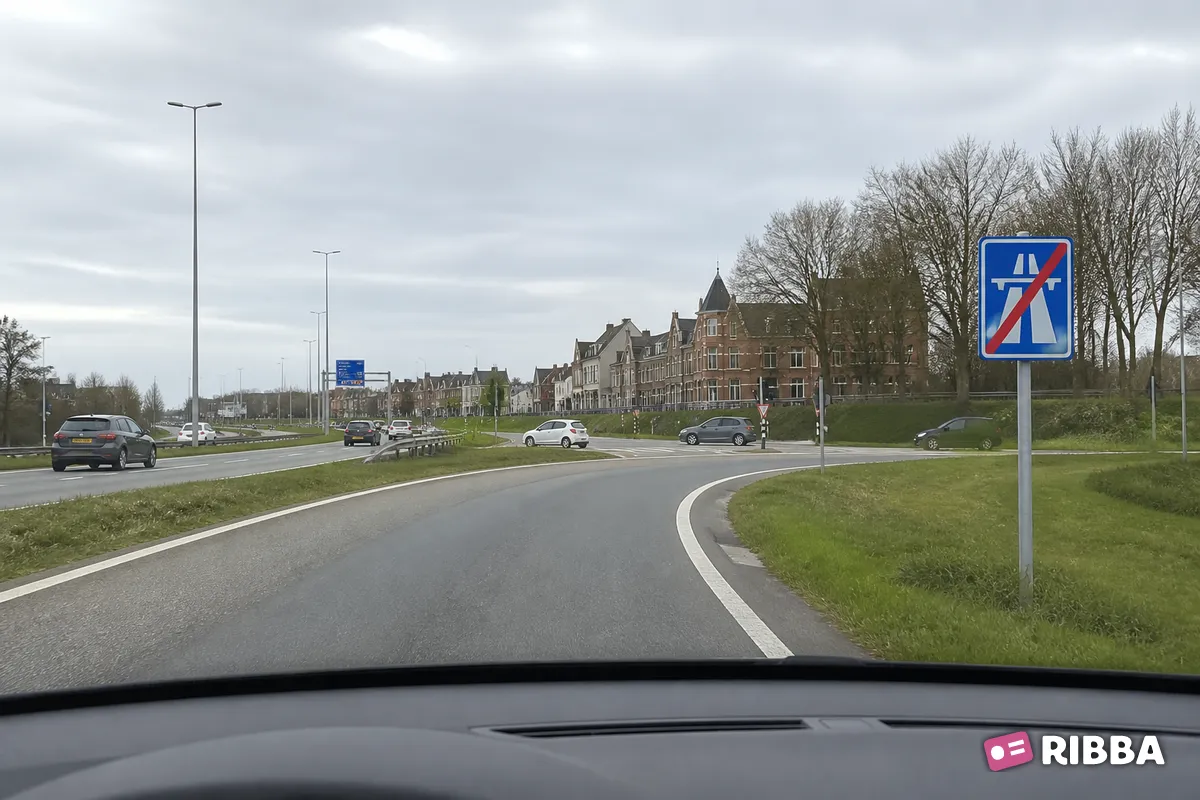 Bord G2 Einde Autosnelweg langs een Nederlandse weg