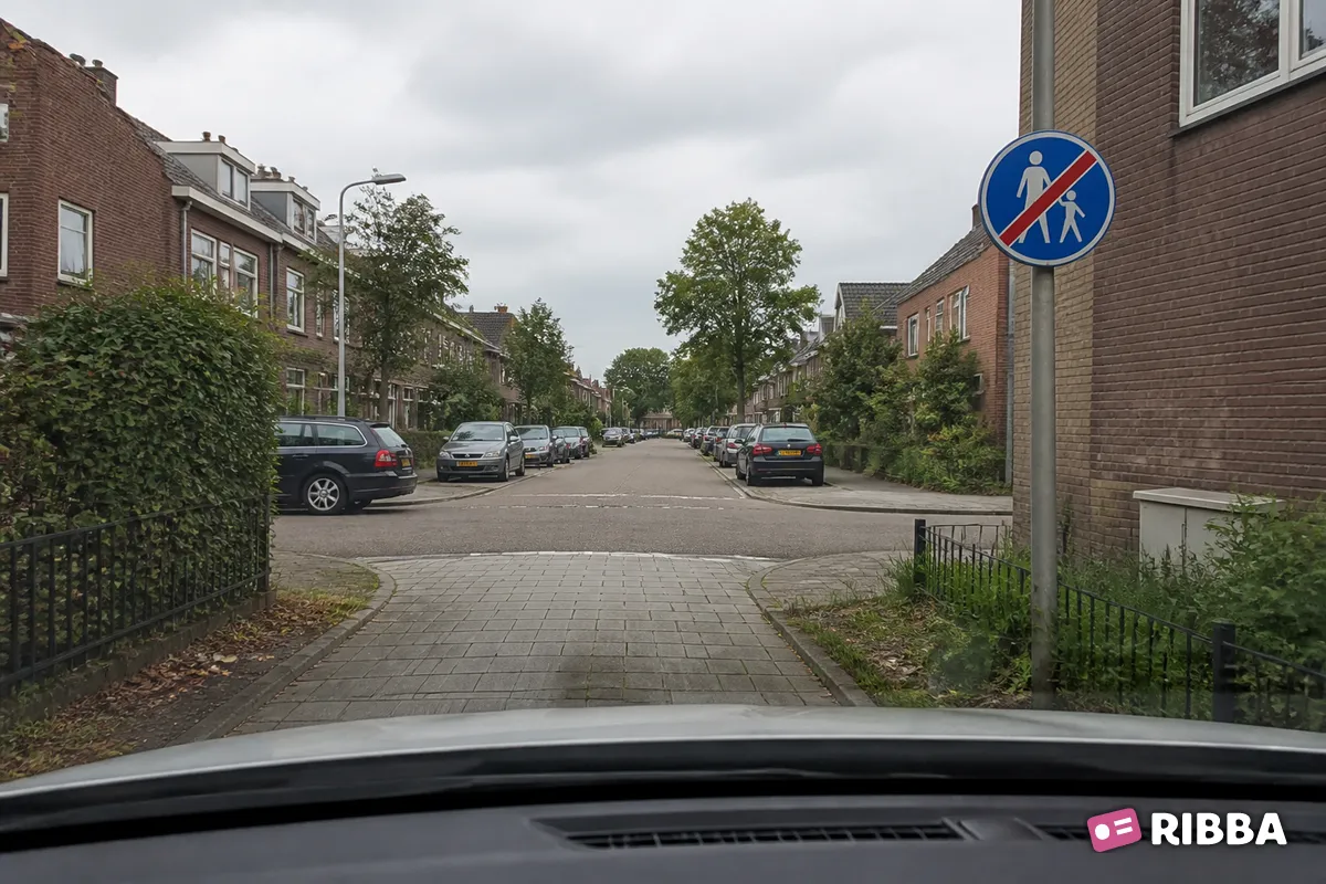 Bord G8 Einde voetpad langs een Nederlandse weg