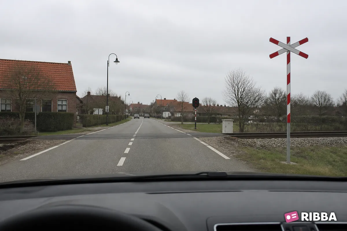 Bord J12 Overweg met enkel spoor langs een Nederlandse weg