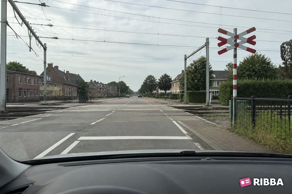 Bord J13 Overweg met twee of meer sporen langs een Nederlandse weg