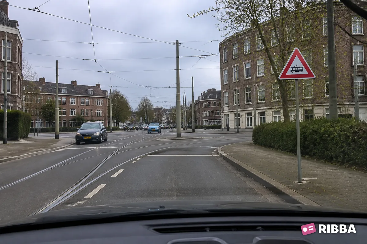 Bord J14 Tram(kruising) langs een Nederlandse weg