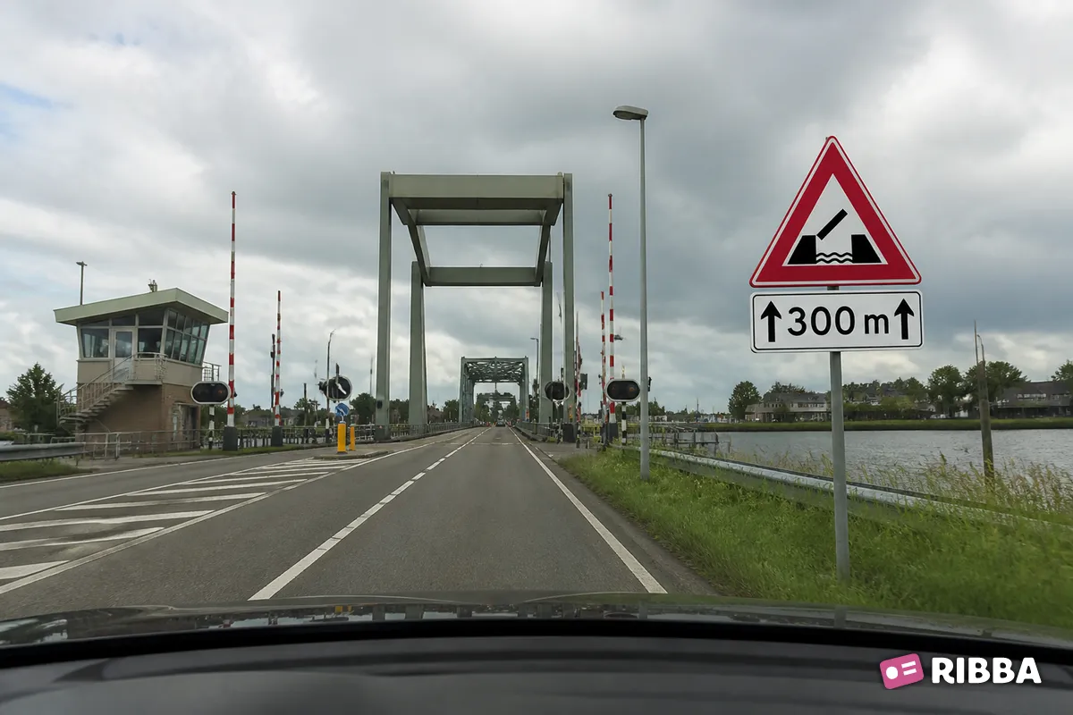 Bord J15 Beweegbare brug langs een Nederlandse weg