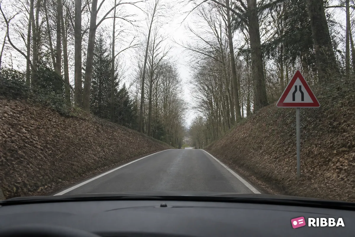 Bord J17 Rijbaanversmalling langs een Nederlandse weg