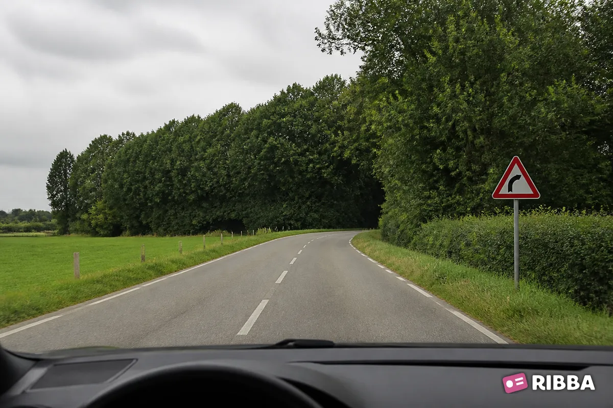 Bord J2 Bocht naar rechts langs een Nederlandse weg