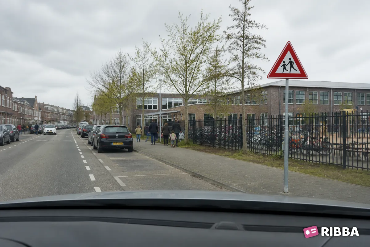 Bord J21 Kinderen langs een Nederlandse weg