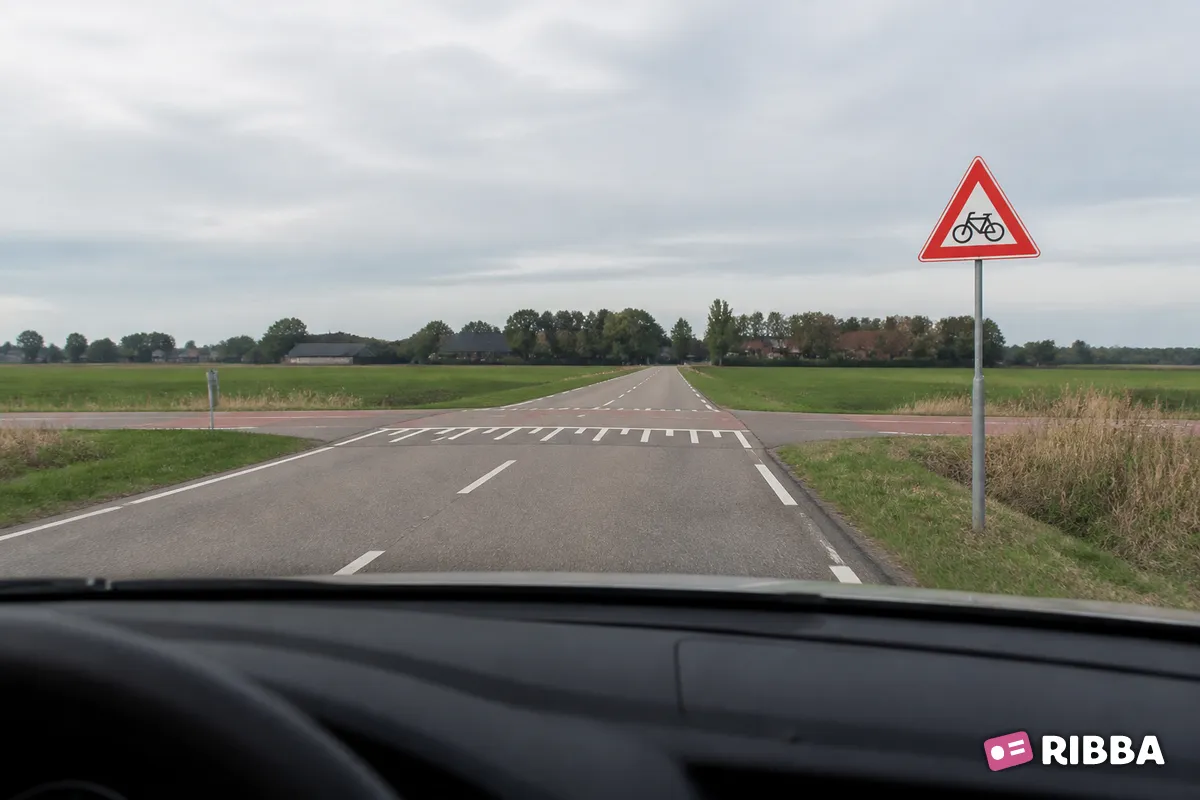 Bord J24 Fietsers en bromfietsers langs een Nederlandse weg