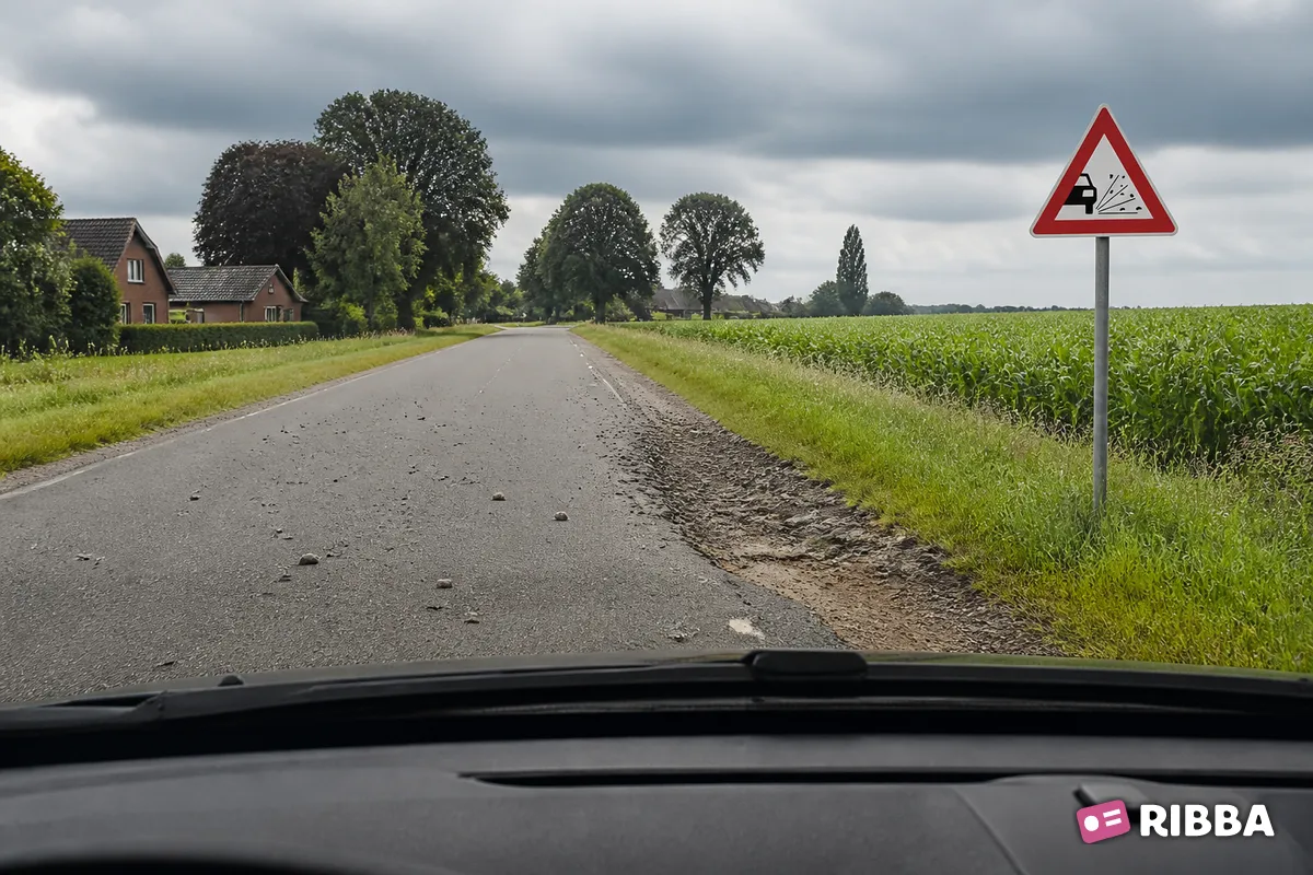 Bord J25 Losliggende stenen langs een Nederlandse weg