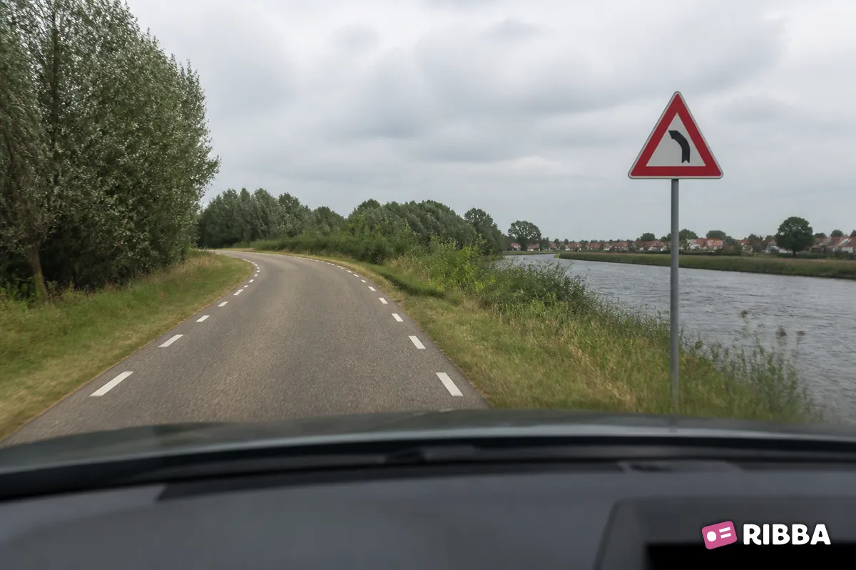 Bord J3 Bocht naar links langs een Nederlandse weg