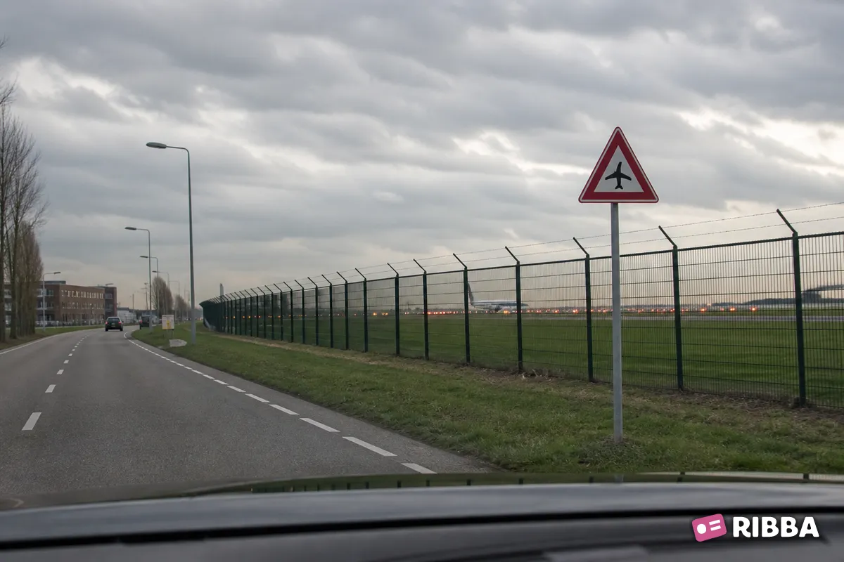 Bord J30 Laagvliegende vliegtuigen langs een Nederlandse weg