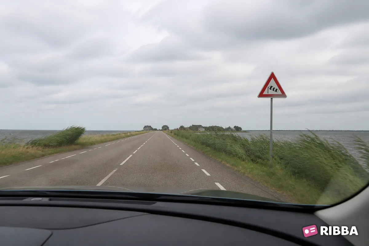 Bord J31 Zijwind langs een Nederlandse weg