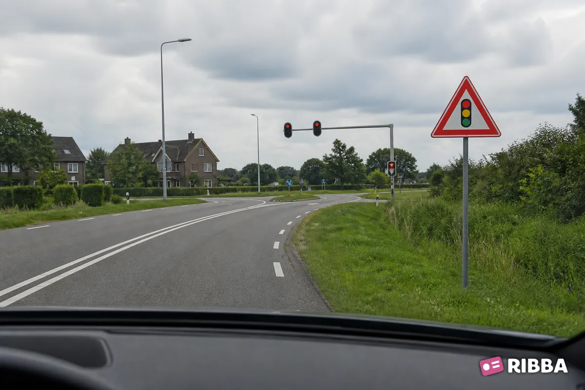 Bord J32 Verkeerslichten langs een Nederlandse weg