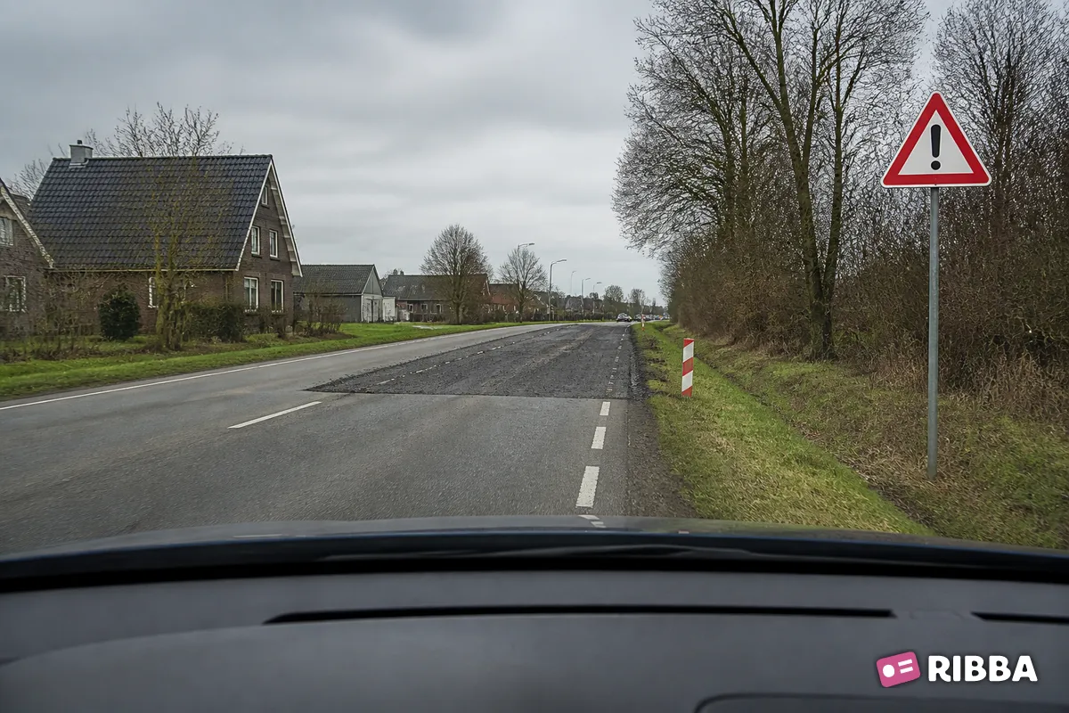 Bord J37 Gevaar (de aard van het gevaar is aangegeven op het onderbord langs een Nederlandse weg