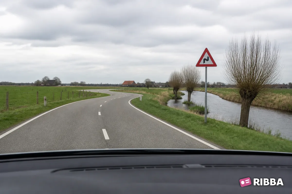 Bord J4 S-bocht(en), eerst naar rechts langs een Nederlandse weg