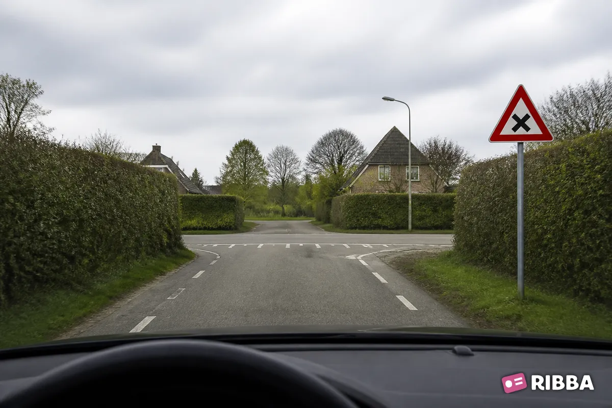 Bord J8 Gevaarlijk kruispunt langs een Nederlandse weg