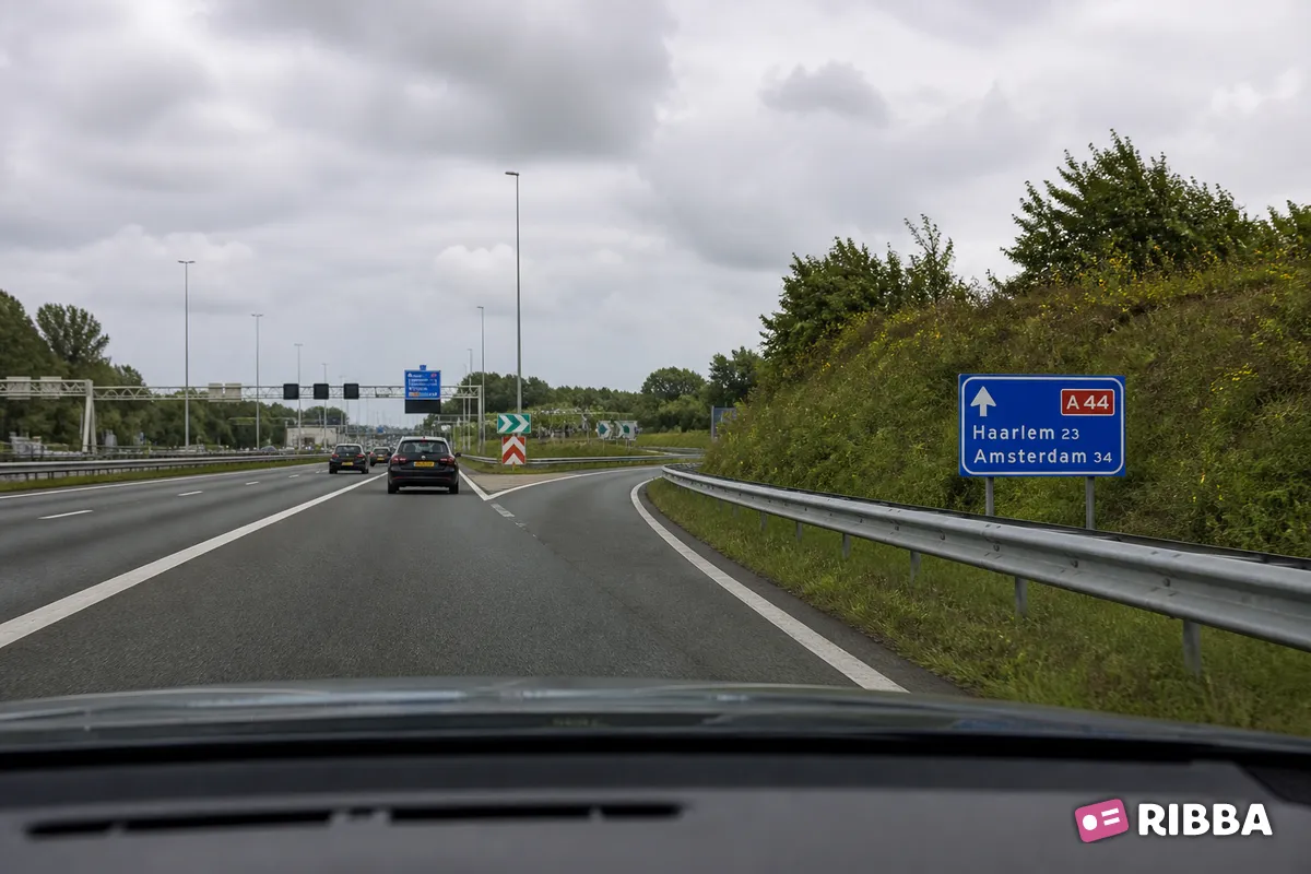 Bord K1 Lage beslissingwegwijzer langs autosnelweg voor de doorgaande richting, met interlokale doelen en routenummer autosnelweg langs een Nederlandse weg