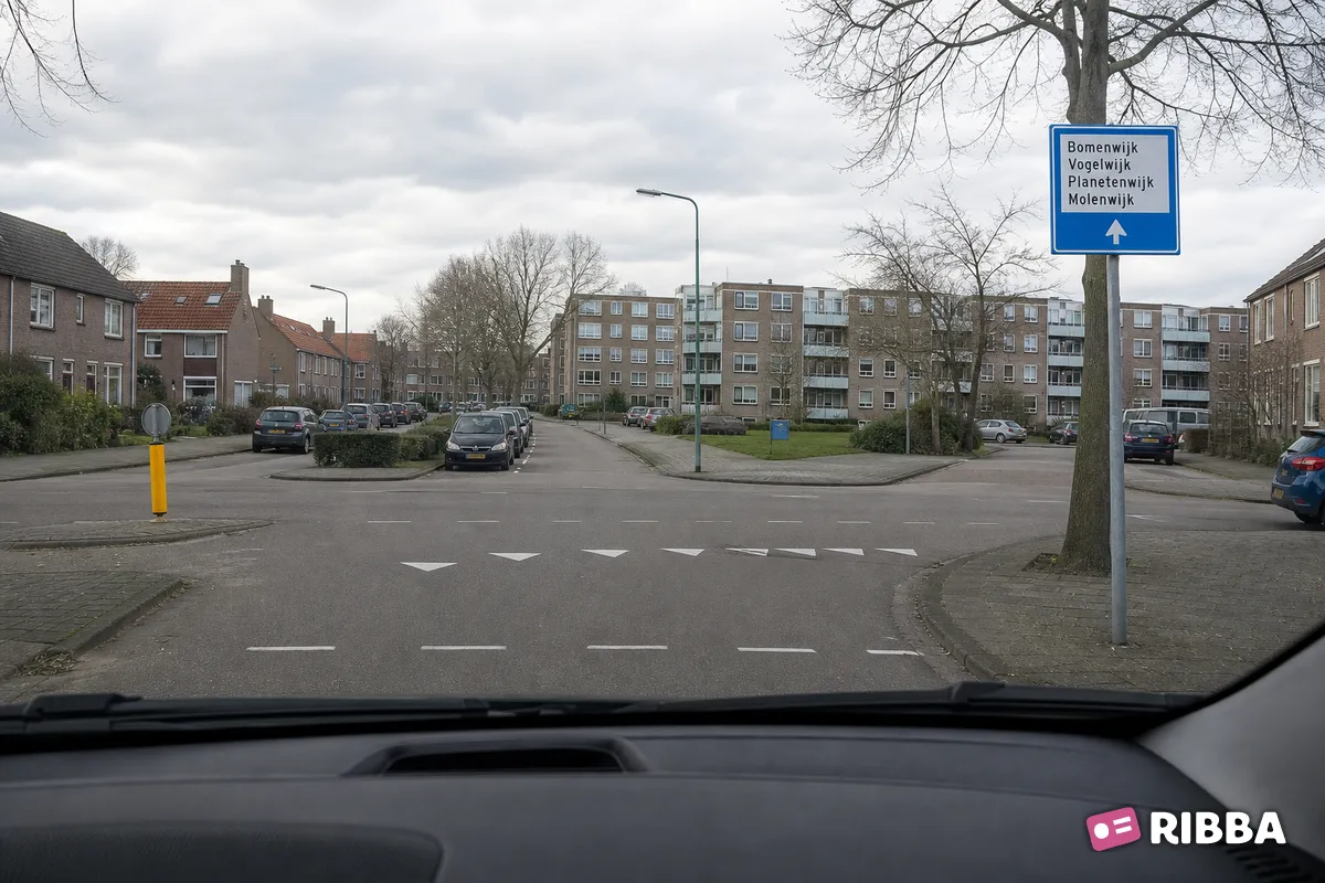 Bord K12 Wijkwegwijzer binnen de bebouwde kom, met wijknamen (in verkeersgebieden) langs een Nederlandse weg