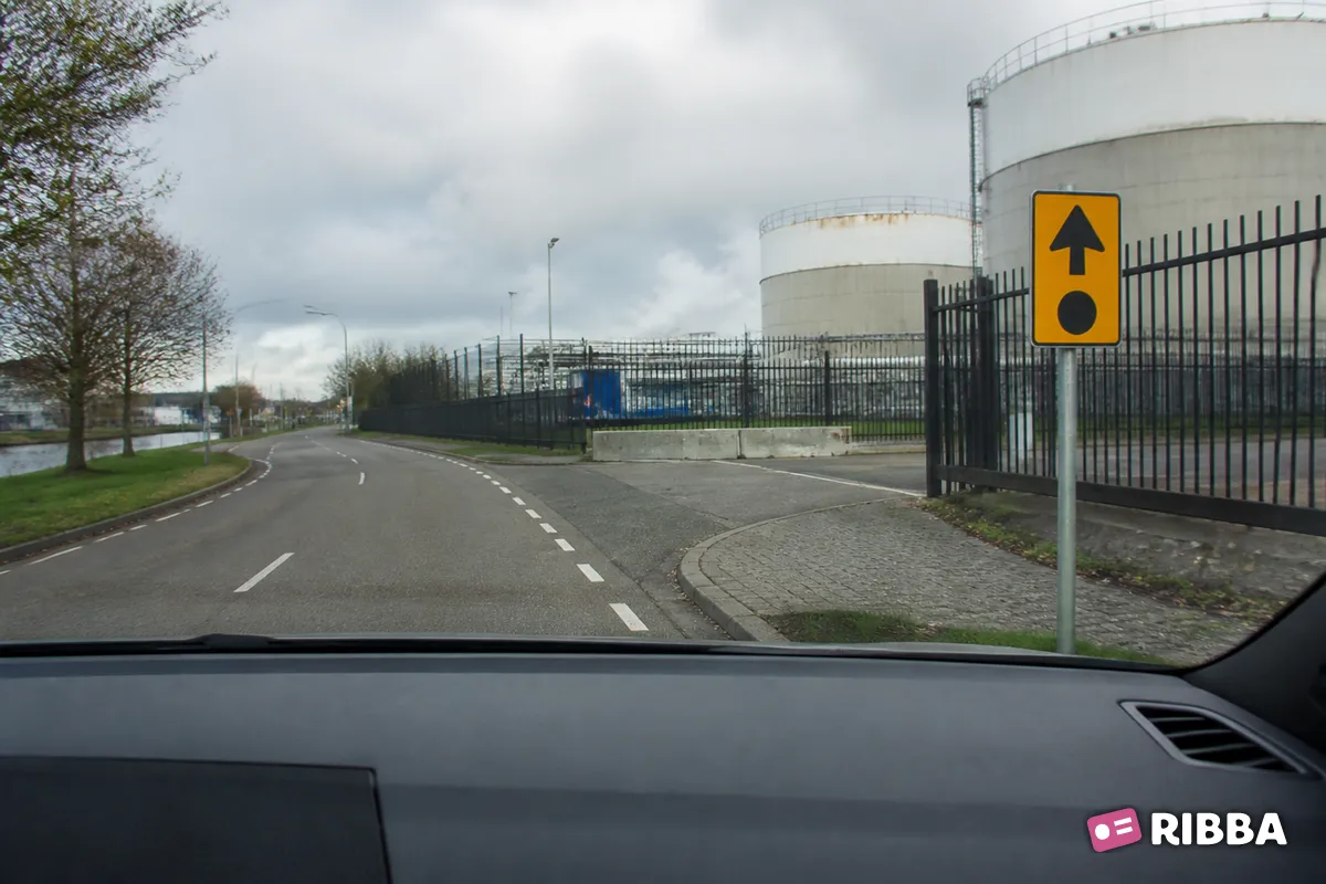 Bord K14 Route voor het vervoer van bepaalde gevaarlijke stoffen langs een Nederlandse weg