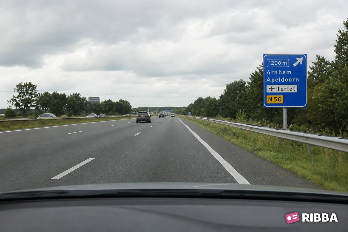 Bord K2 Voorwegwijzer langs autosnelweg voor de afgaande richting, met afstandaanduiding, afritnummer, interlokale doelen (bovenste doel = afritnaam), verwijzing naar vliegveld/luchthaven en routenummer niet- langs een Nederlandse weg