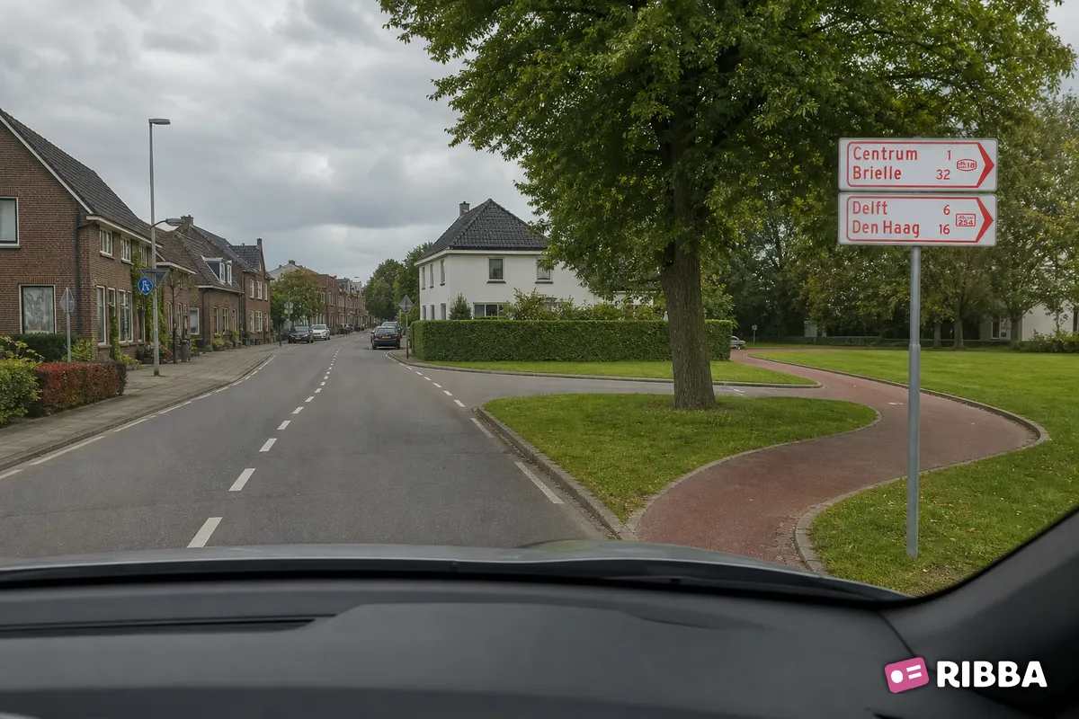 Bord K7 Wegwijzer voor fietsers en bromfietsers (handwijzer), met lokaal doel, interlokaal doel, stedelijk fietsroutenummer (boven), en met interlokale doelen en interlokaal fietsroutenummer (onder) langs een Nederlandse weg