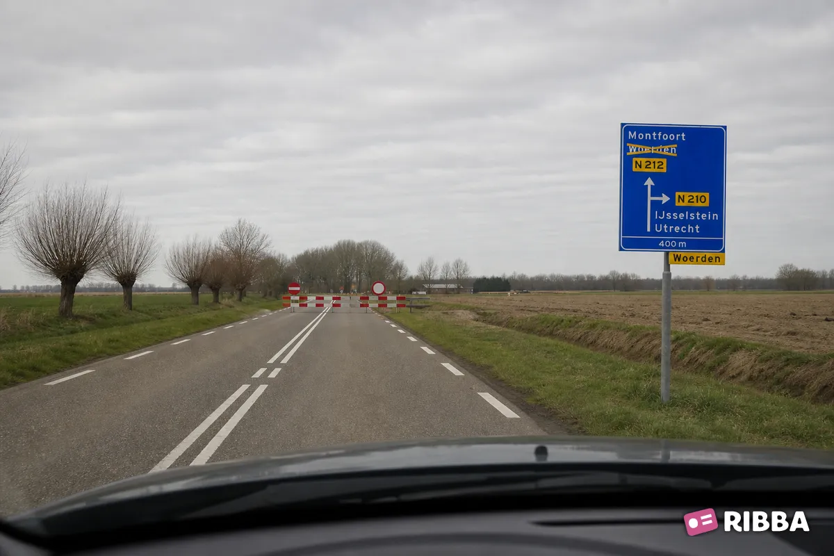 Bord K9 Omleiding. Maatregel op voorwegwijzer langs niet-autosnelweg langs een Nederlandse weg
