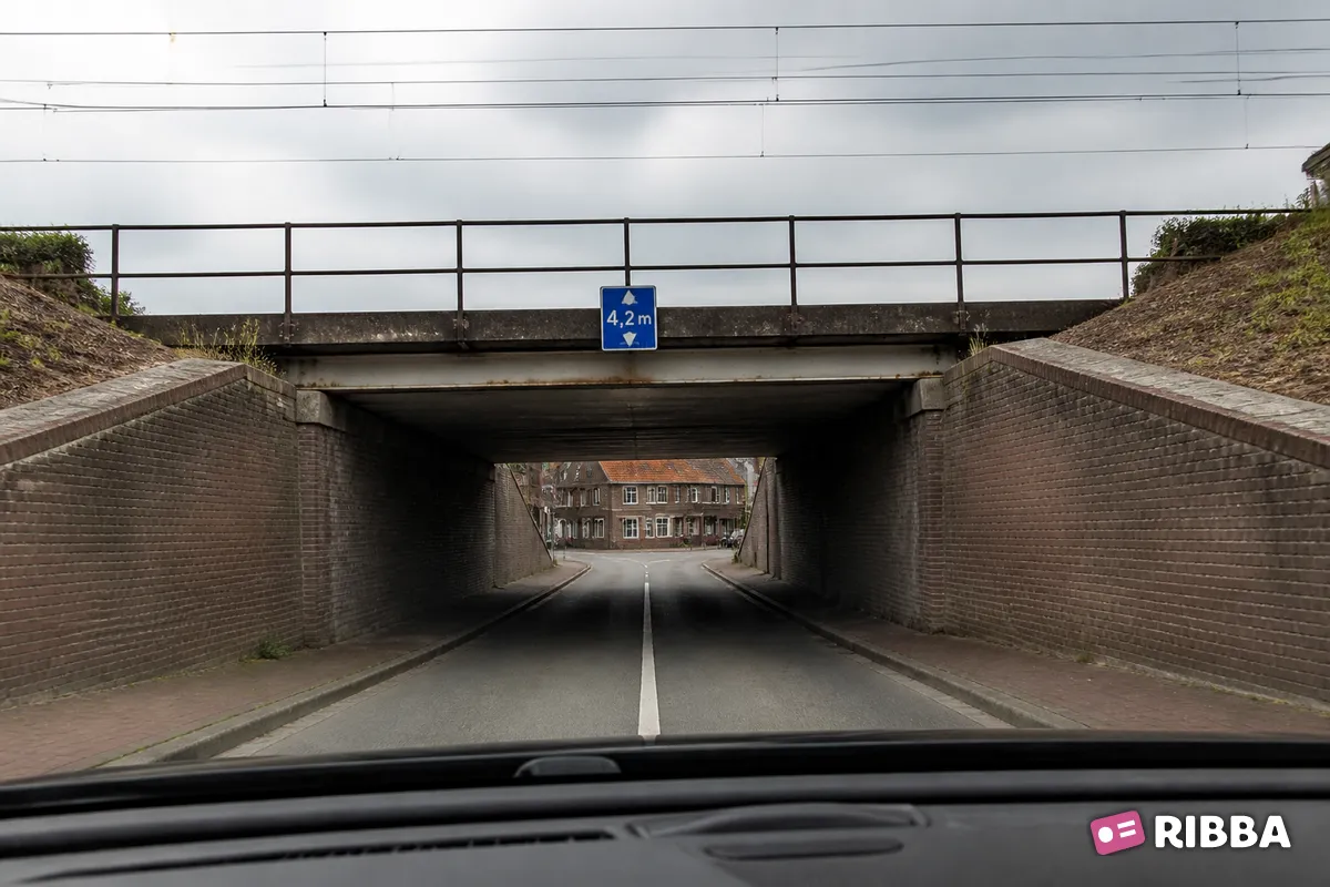 Bord L1 Hoogte onderdoorgang langs een Nederlandse weg