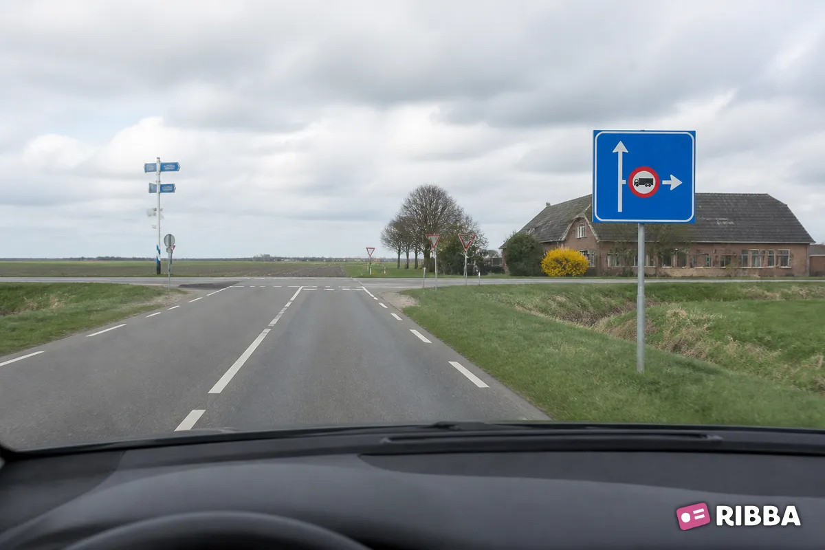 Bord L10 Vooraanduiding verkeersmaatregel voor de aangegeven richting langs een Nederlandse weg