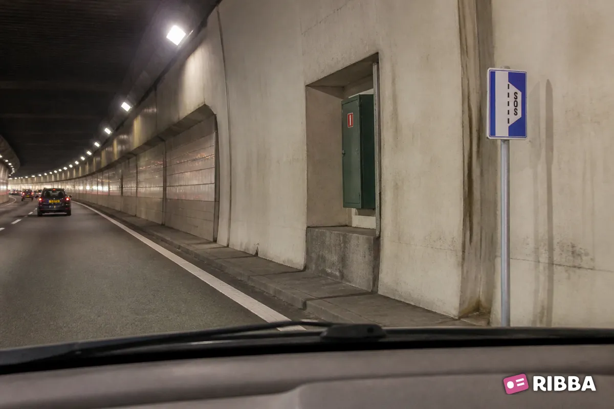 Bord L15 Vluchthaven voorzien van een noodtelefoon en brandblusapparaat langs een Nederlandse weg