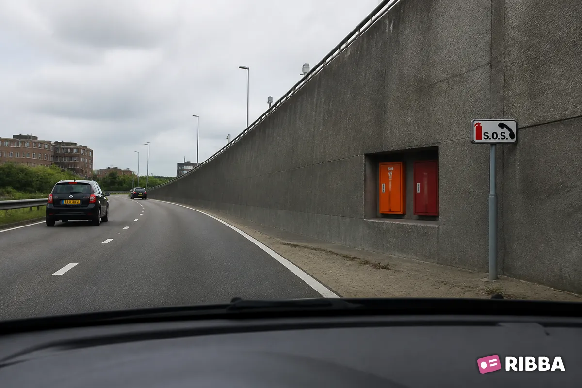 Bord L18 Noodtelefoon en brandblusapparaat langs een Nederlandse weg