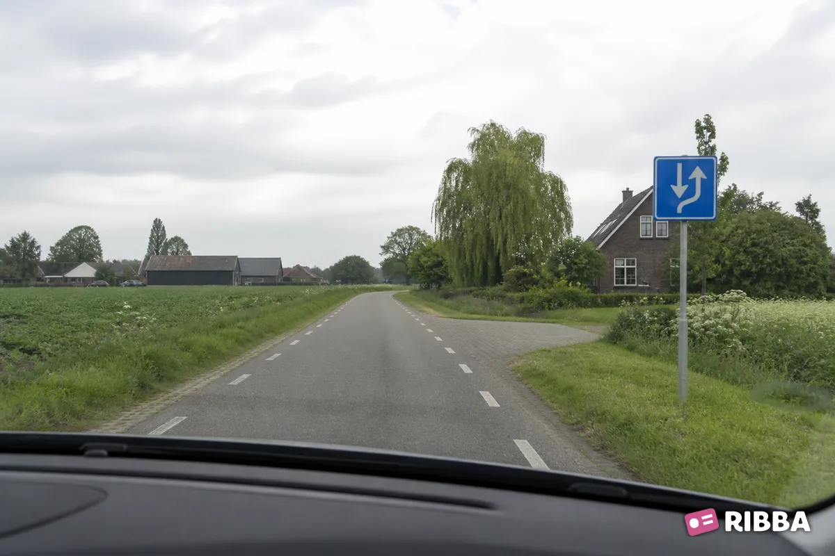 Bord L20 Uitwijkplaats rechts van de weg langs een Nederlandse weg