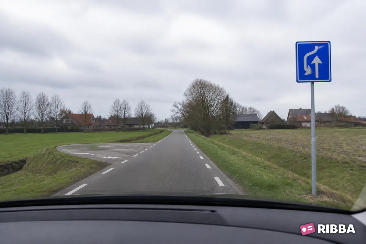 Bord L21 Uitwijkplaats links van de weg langs een Nederlandse weg