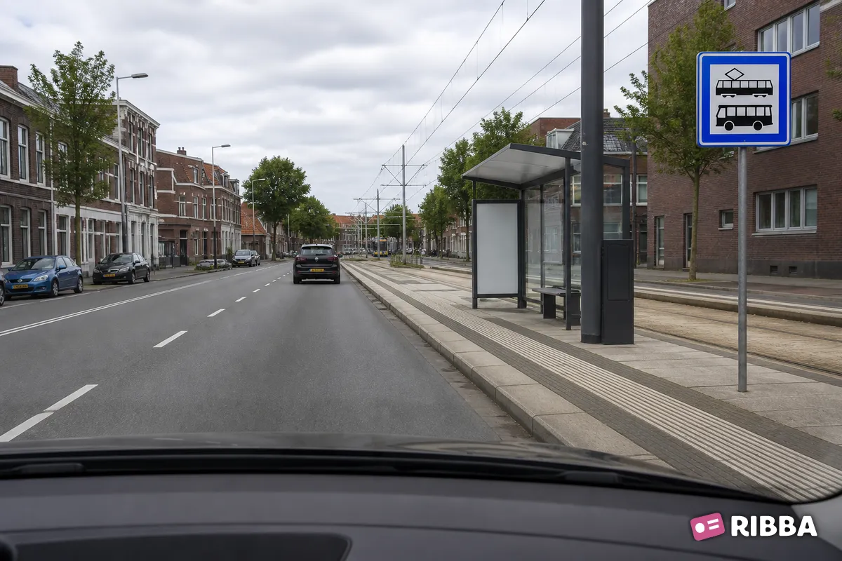 Bord L3 Bushalte / tramhalte langs een Nederlandse weg