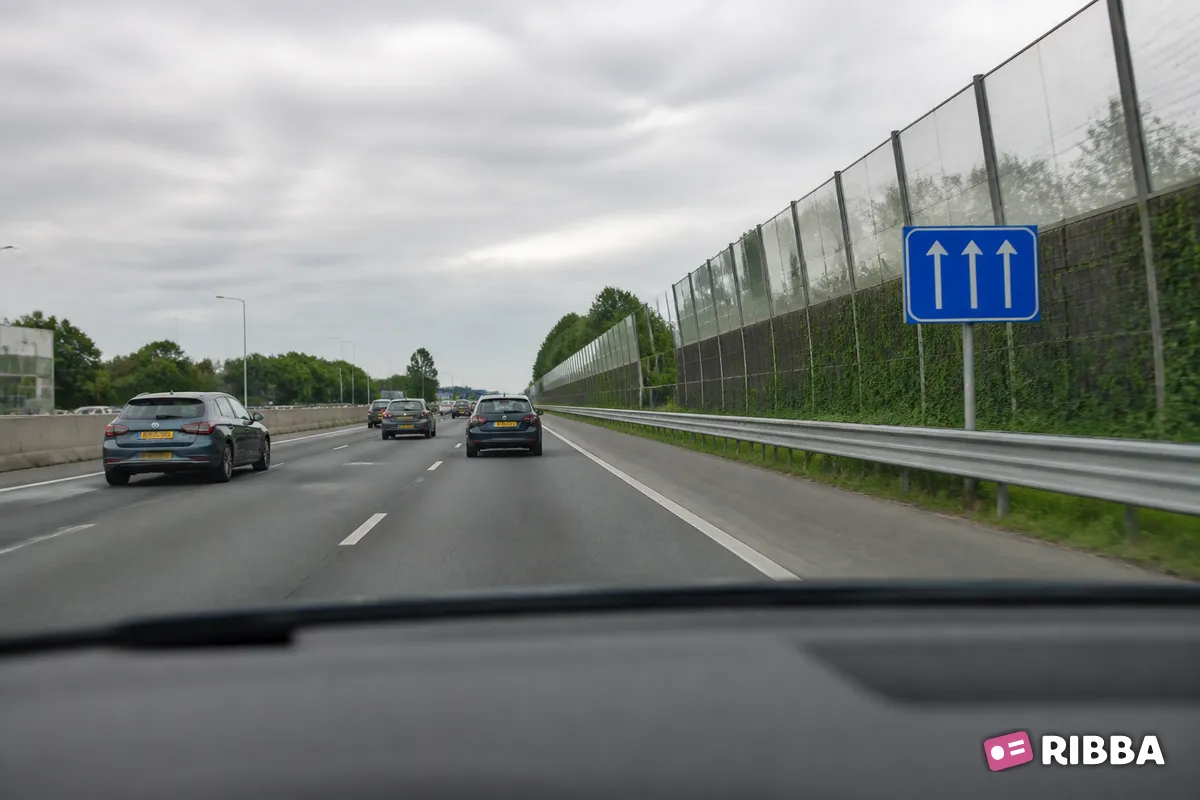 Bord L7 Aantal doorgaande rijstroken langs een Nederlandse weg